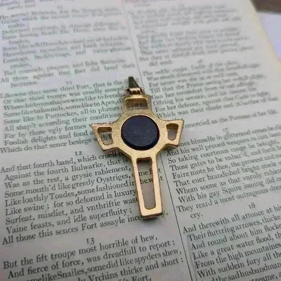 Vintage goldtone cross pendant with magnetic back - Picture 5 of 6